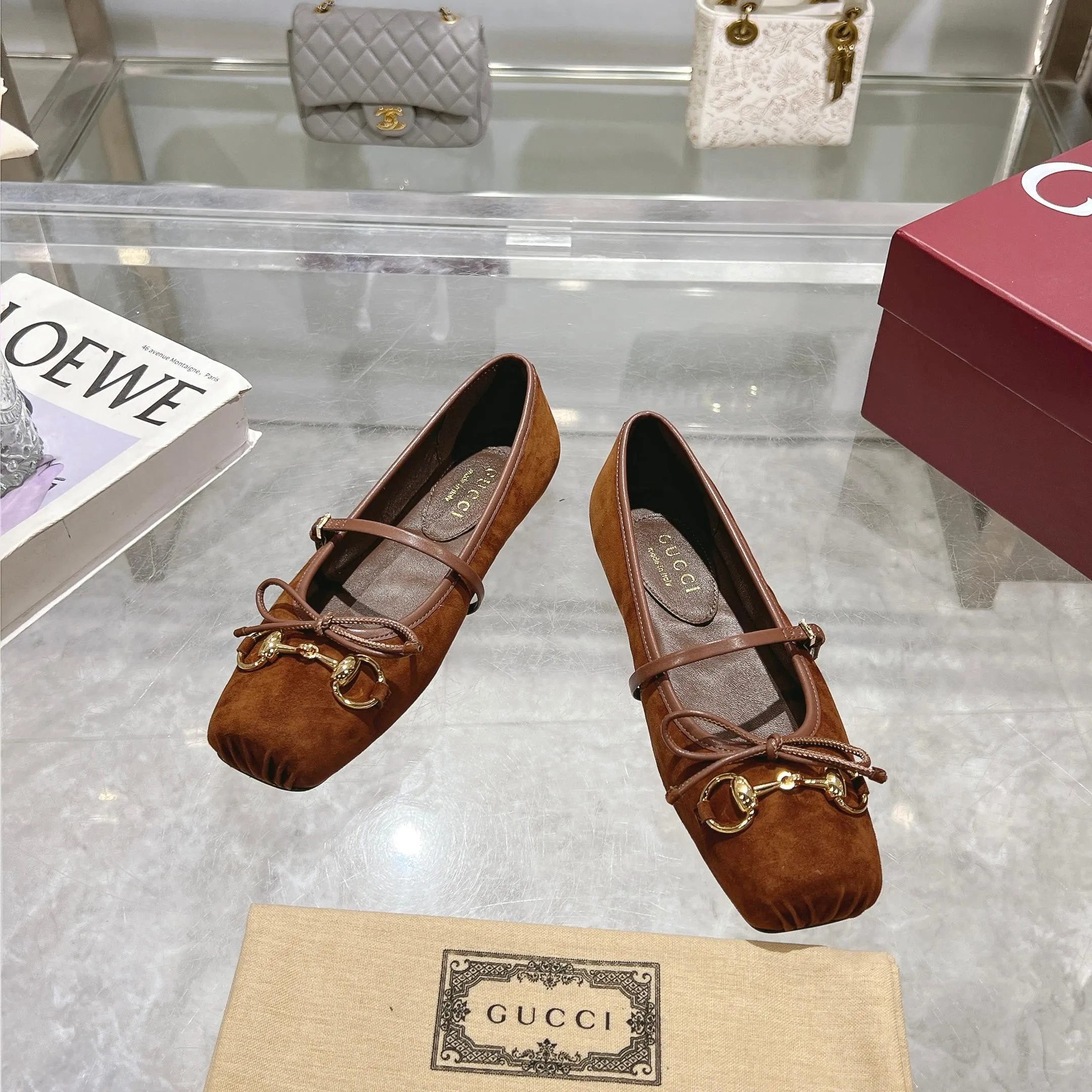 👟👟Ex-factory price 560👟👟 Gucci Horsebit series women's ballet flats. This iconic horsebit ballet flats features a square toe design and elegant bow details, paying tribute to the traditional ballet shoe style. This piece is crafted from Gucci ankh leather and embellished with a light gold-tone horsebit buckle. A 'sacchetto' construction with a soft, padded insole provides a great fit. ✅Size: 35-42 (customized for 40-42) ✅Sole material: Imported Italian genuine leather sole ✅Packaging: Brand new red box packaging